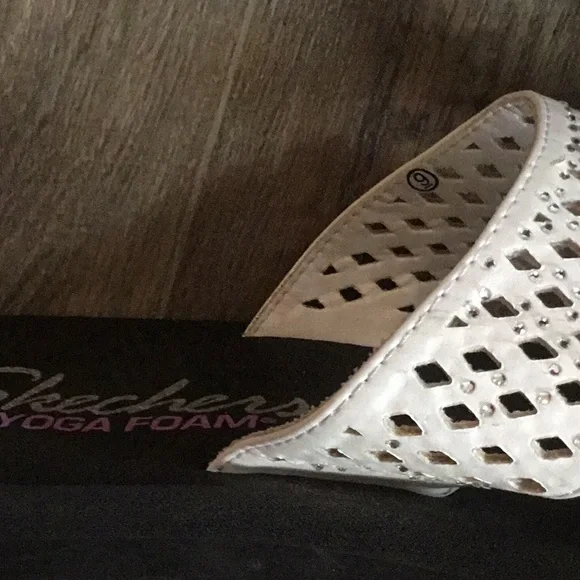 Skechers Yoga Foam sandals white flip flops size 9 - Picture 7 of 7